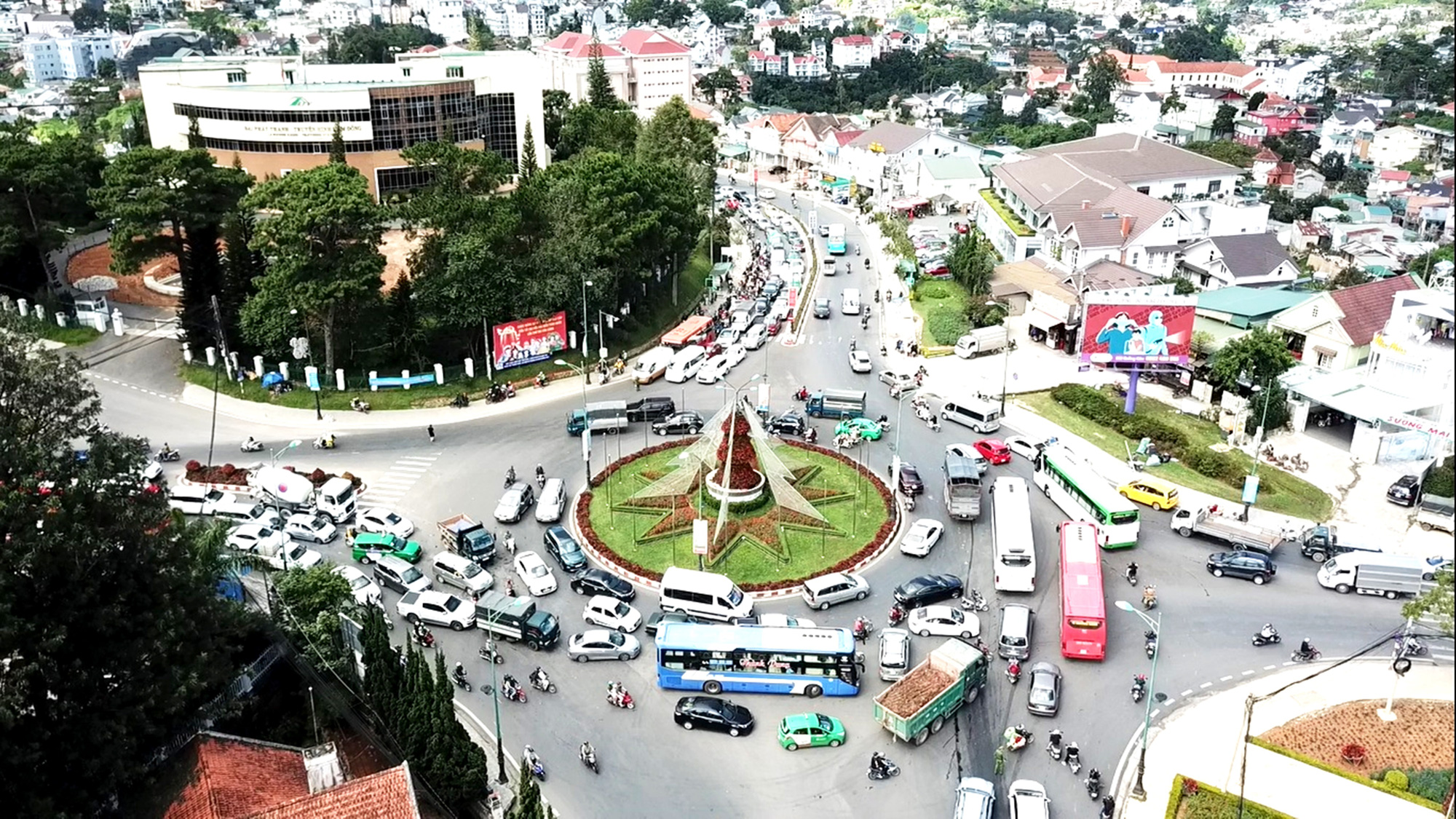 Đà Lạt - thành phố xanh: Hãy đến Đà Lạt với những cánh rừng nguyên sinh đầy tươi mát và sông suối trong lành, bạn sẽ cảm nhận được lý do tại sao nơi này được gọi là thành phố xanh. Cùng khám phá ảnh liên quan và đắm mình trong không gian thiên nhiên tuyệt đẹp của Đà Lạt.