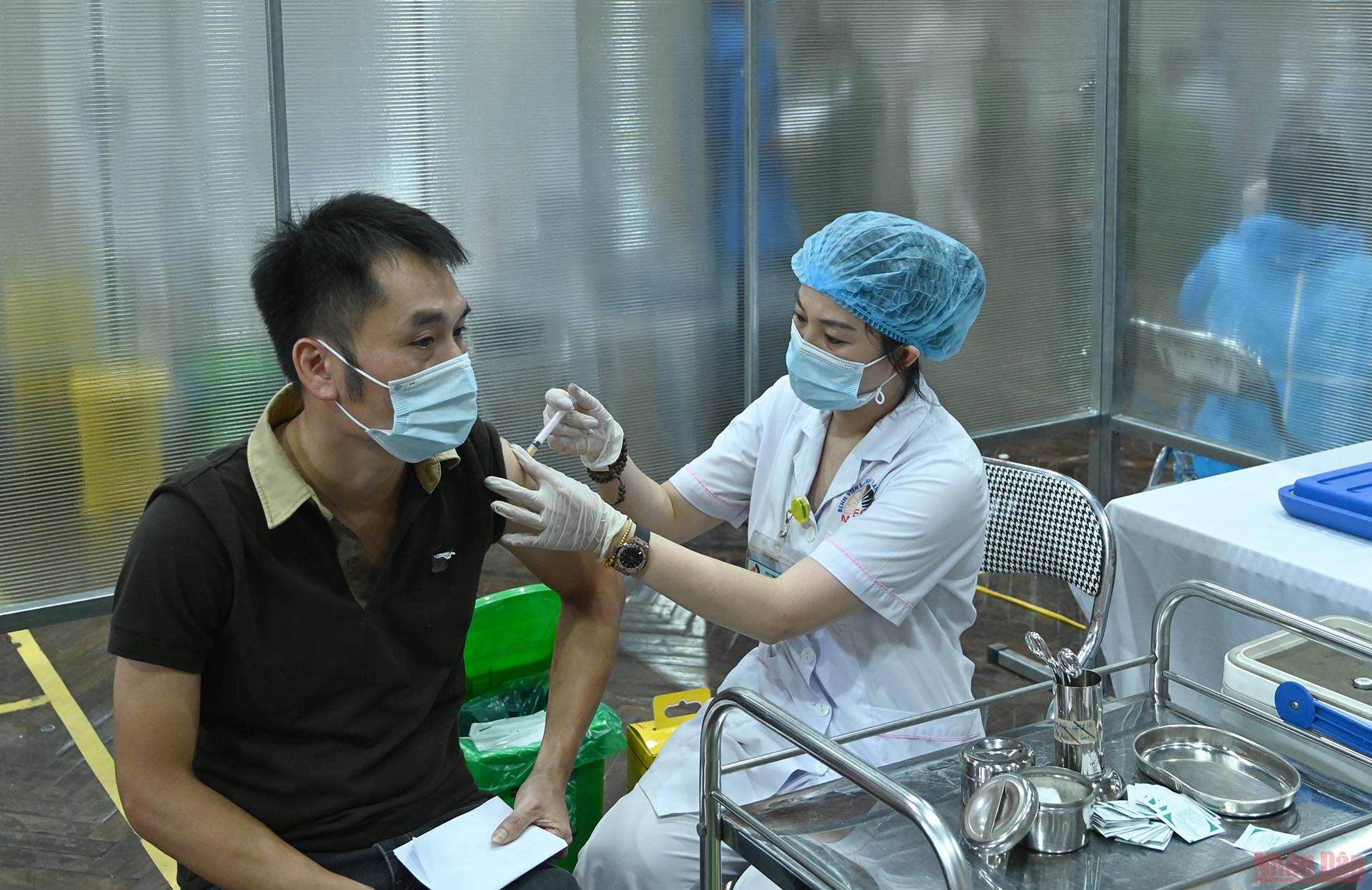 Ngày 5-10, thêm 25.573 người khỏi bệnh, số ca mắc Covid-19 ở TP HCM tiếp tục giảm sâu - Ảnh 2. Ngày 5-10, thêm 25.573 người khỏi bệnh, số ca mắc Covid-19 ở TP HCM tiếp tục giảm sâu - Ảnh 2.