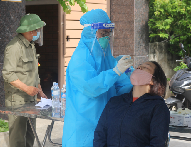 Test nhanh khi ho sốt, mẹ và con 1 tuổi nhiễm SARS-CoV-2 - Ảnh 1. Test nhanh khi ho sốt, mẹ và con 1 tuổi nhiễm SARS-CoV-2 - Ảnh 1.