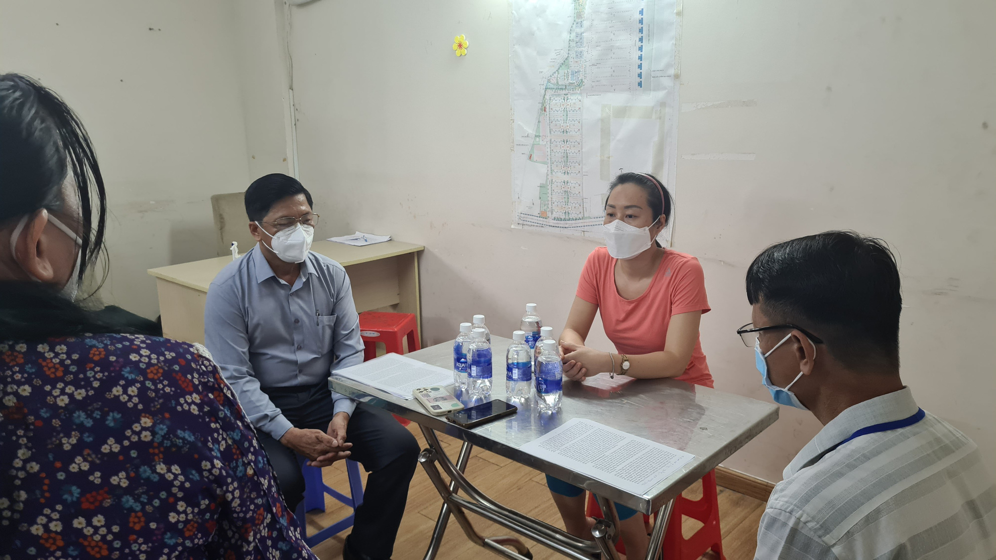 Người phụ nữ bị cưỡng chế test nhanh ở Bình Dương bị phạt 2 triệu đồng - Ảnh 1.