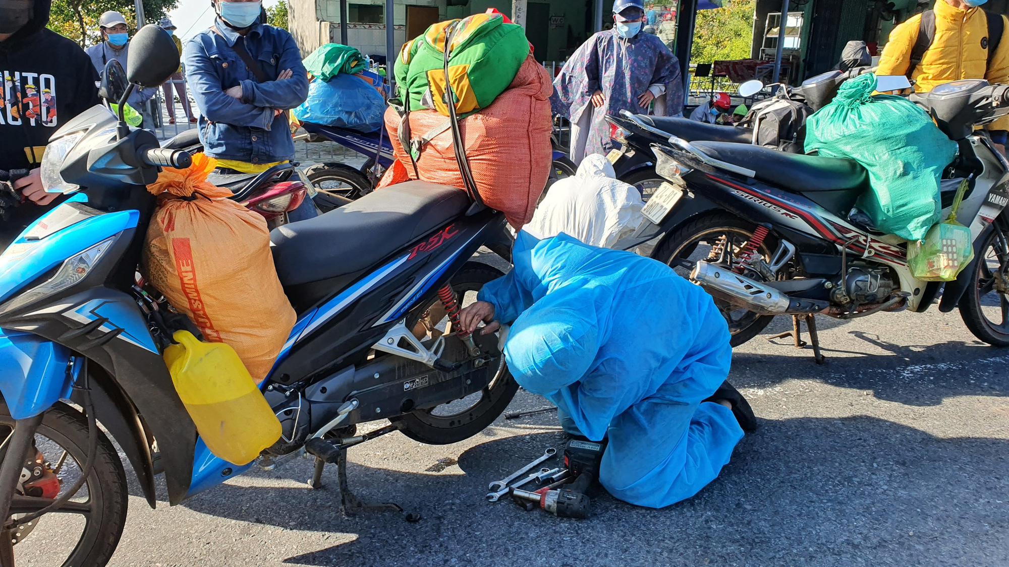 Sinh viên Trường ĐH Đông Á: Vượt mưa gió, xuyên đêm cứu hộ xe máy, giúp dân về quê tránh dịch - Ảnh 4.