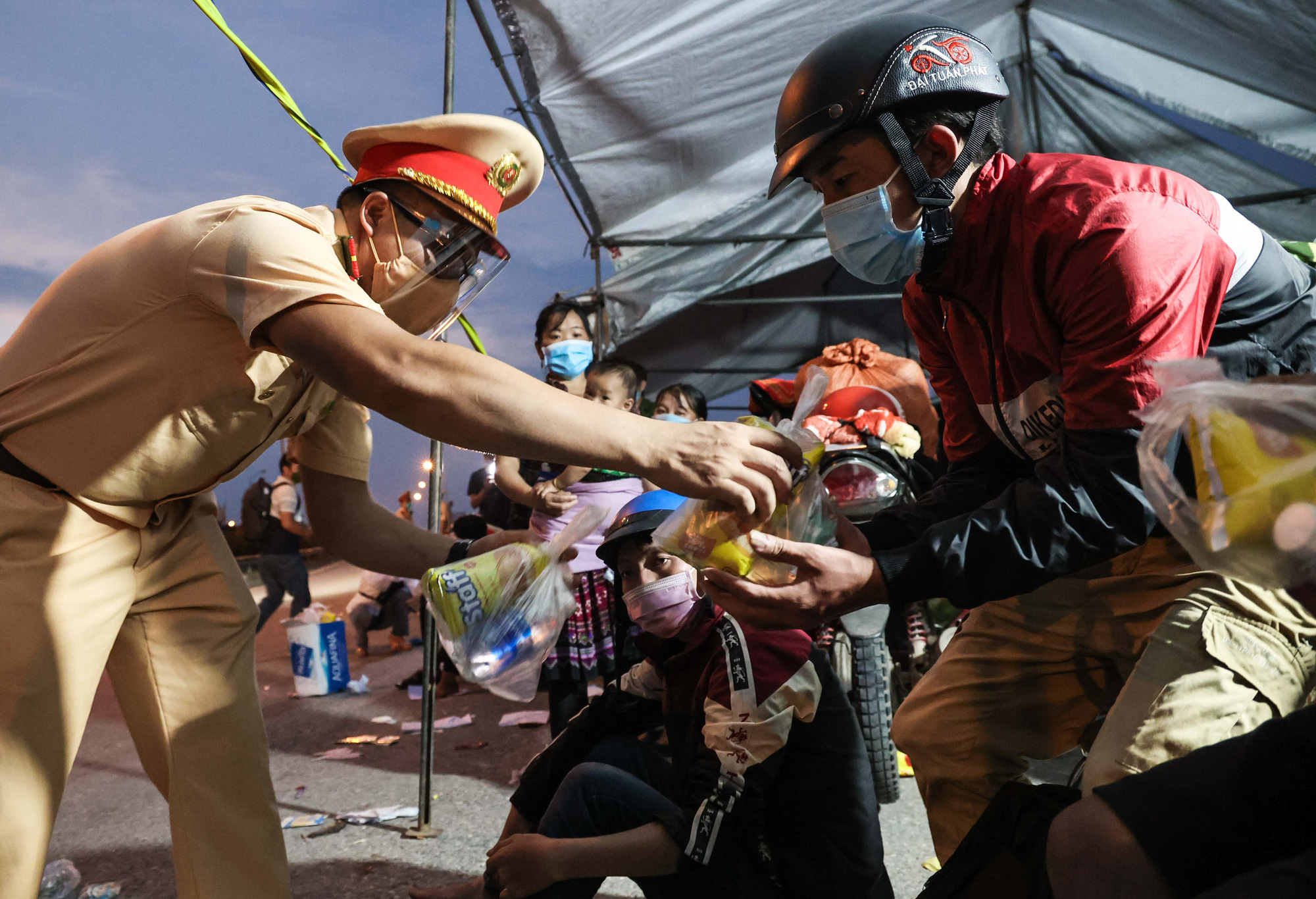 CLIP: Hàng trăm người dân từ các tỉnh phía Nam ùn ùn qua cửa ngõ Hà Nội về quê - Ảnh 3.