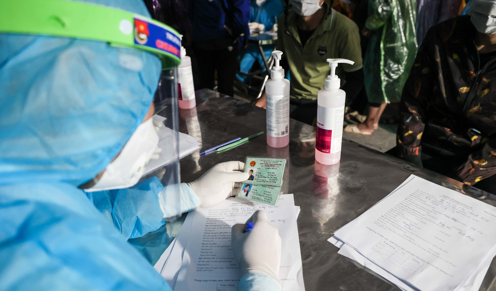 CLIP: Hàng trăm người dân từ các tỉnh phía Nam ùn ùn qua cửa ngõ Hà Nội về quê - Ảnh 6.