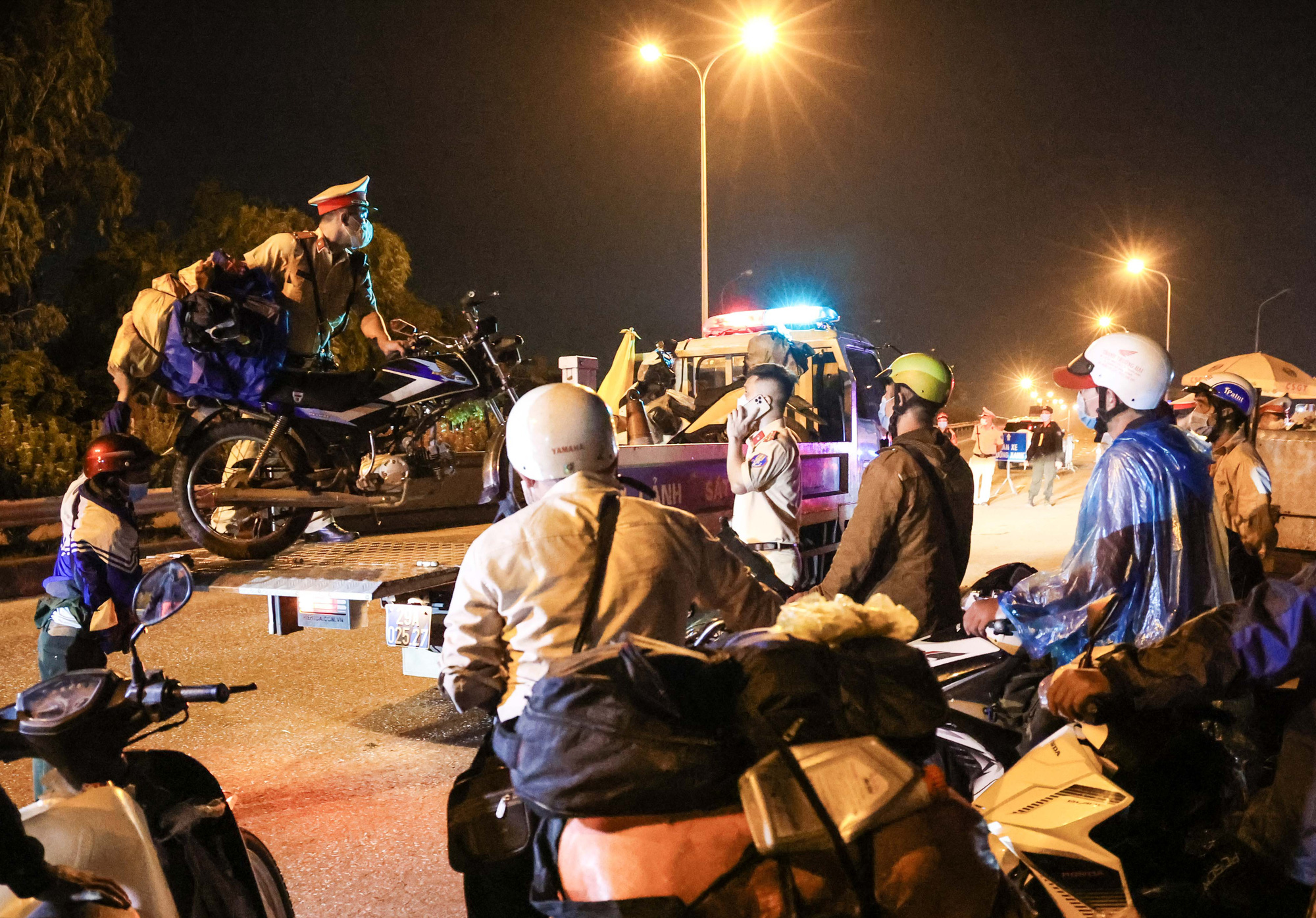 CLIP: Hàng trăm người dân từ các tỉnh phía Nam ùn ùn qua cửa ngõ Hà Nội về quê - Ảnh 14.