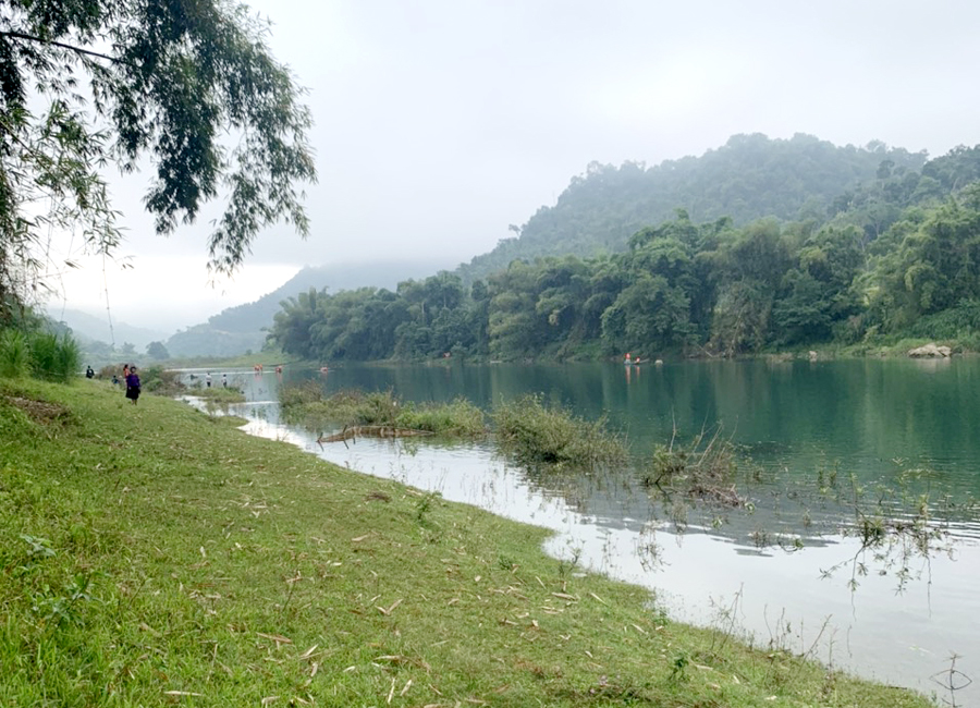 Lật thuyền chở nhiều học sinh, 4 em tử vong và mất tích - Ảnh 1.