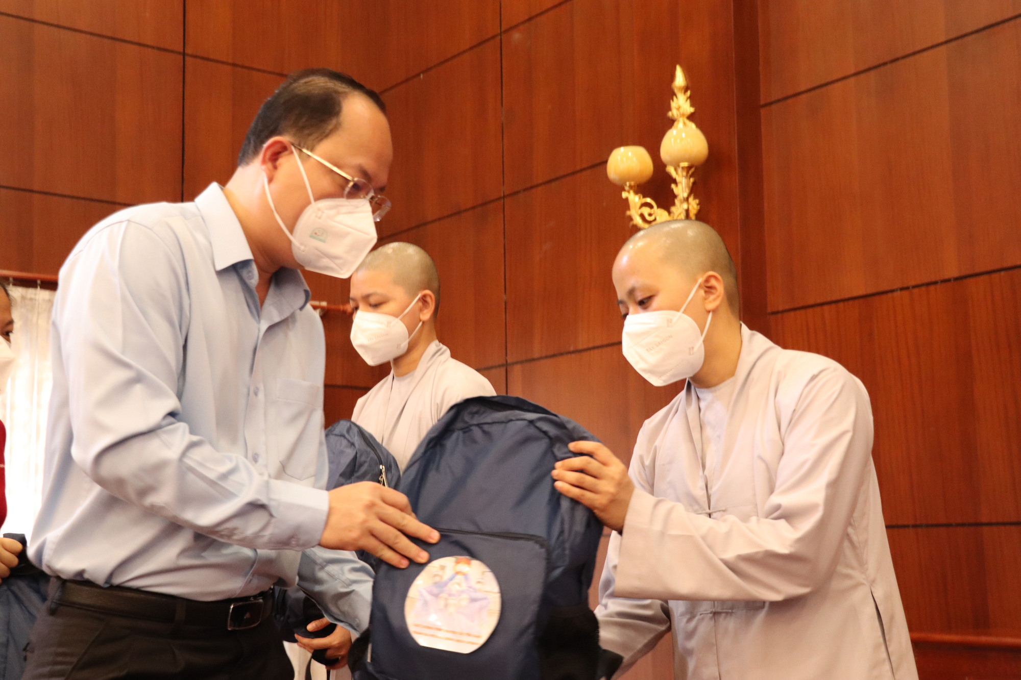 TP HCM: Các tình nguyện viên tôn giáo tiếp tục lên đường phục vụ các bệnh viện điều trị Covid-19 - Ảnh 1.