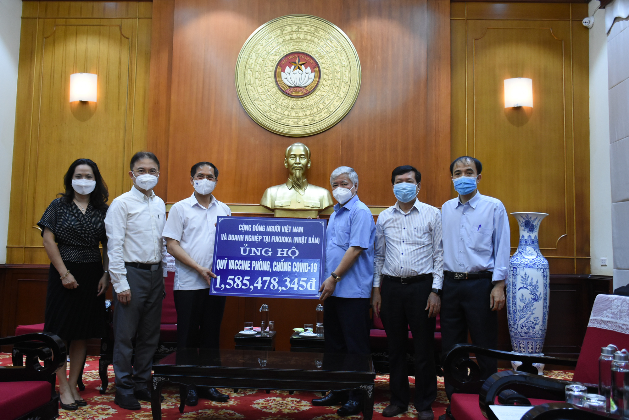 Trao hơn 3 tỉ đồng kiều bào ủng hộ phòng, chống dịch - Ảnh 2.