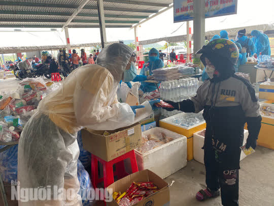 Người dân về quê qua Đà Nẵng được tặng từ đôi dép đến xe máy - Ảnh 9.