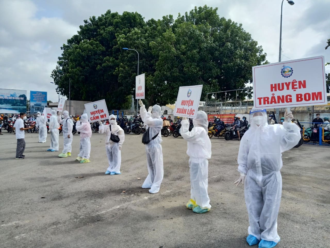 Đồng Nai đã đón hơn 2.400 người từ TP HCM, Bình Dương về quê - Ảnh 1.