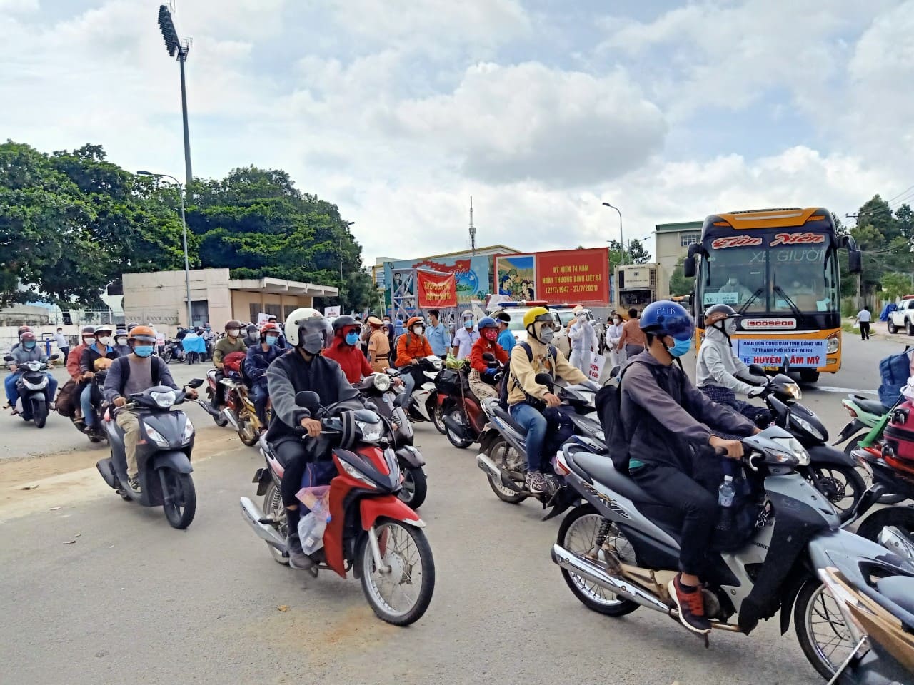Đồng Nai chưa đồng ý cho người lao động đi xe máy di chuyển qua lại với  TPHCM