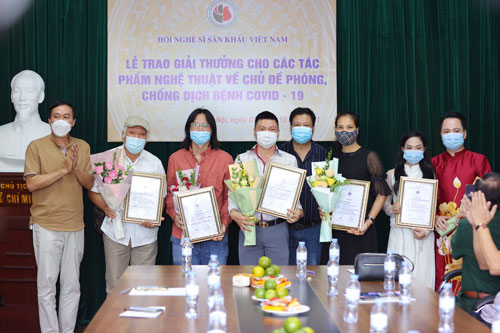 Trao thưởng các tác phẩm nghệ thuật về phòng chống Covid-19 - Ảnh 1.