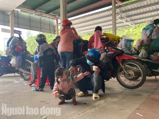 Người dân về quê qua Đà Nẵng được tặng từ đôi dép đến xe máy - Ảnh 8.
