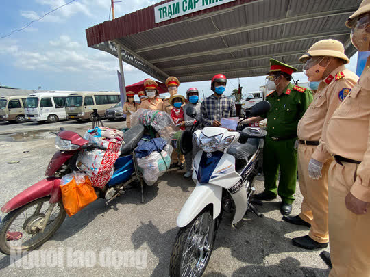 Người dân về quê qua Đà Nẵng được tặng từ đôi dép đến xe máy - Ảnh 11.
