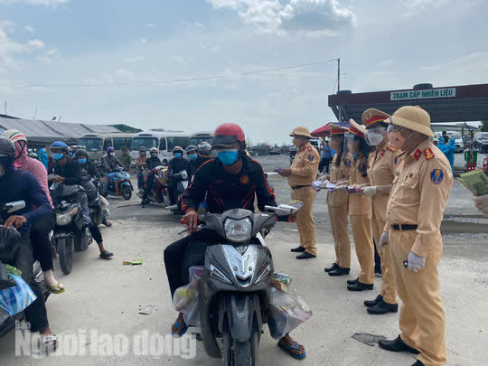Người dân về quê qua Đà Nẵng được tặng từ đôi dép đến xe máy - Ảnh 10.