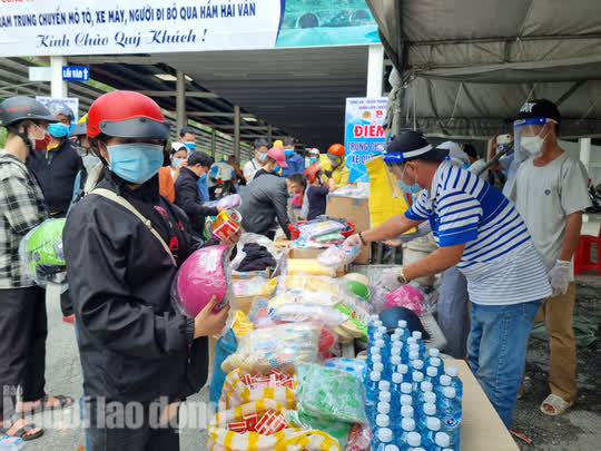 Người dân về quê qua Đà Nẵng được tặng từ đôi dép đến xe máy - Ảnh 4.