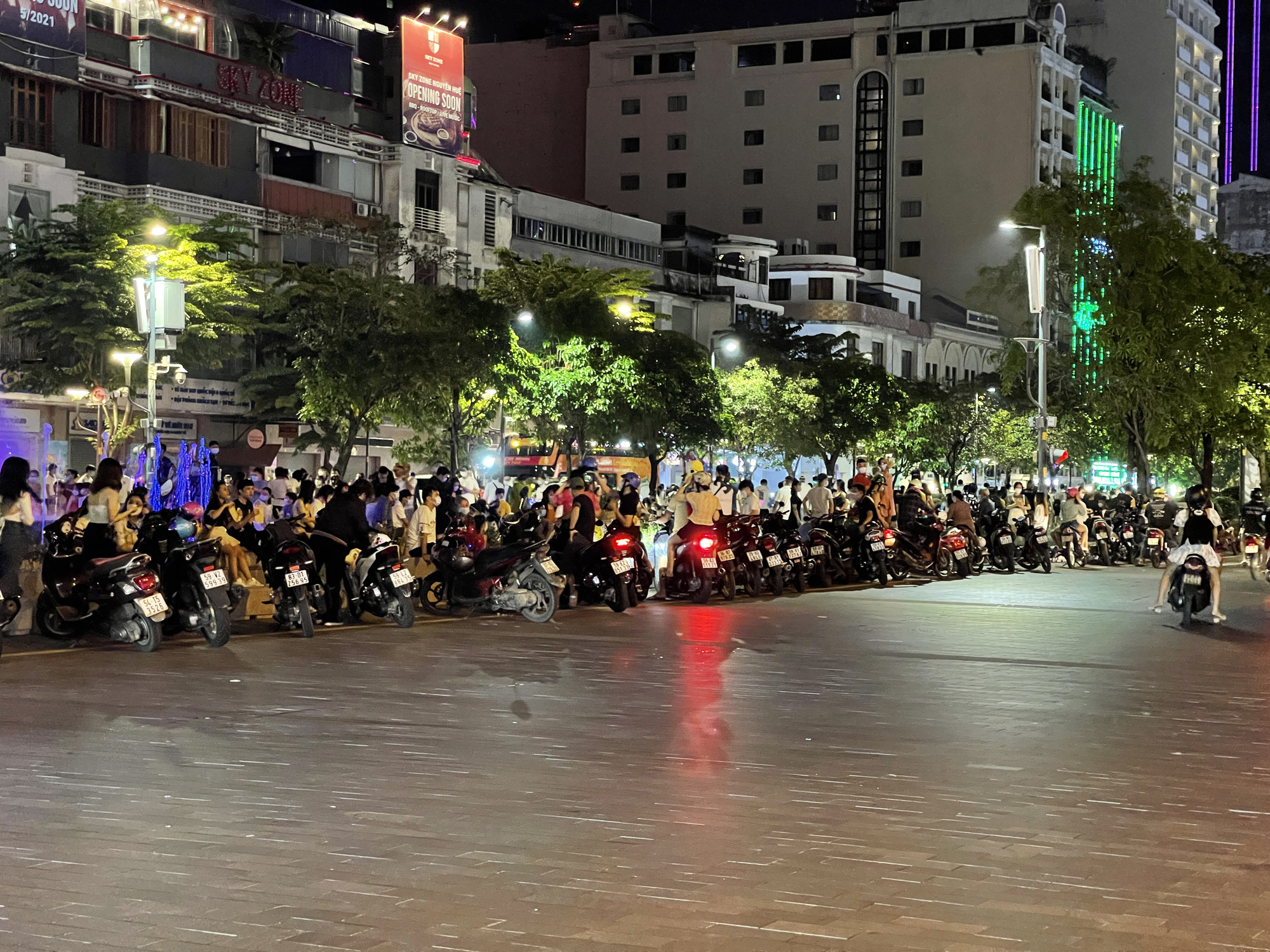 Sự kiện phố đi bộ Nguyễn Huệ sẽ khiến bạn phải trầm trồ vì không khí sôi động và hào hứng. Với nhiều hoạt động giải trí, mua sắm và ẩm thực, đừng bỏ lỡ cơ hội tham gia ngay hôm nay!