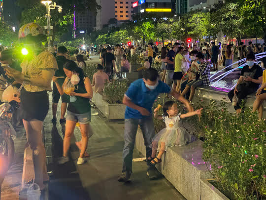 Cả ngàn người chen chân vui chơi ở phố đi bộ Nguyễn Huệ - Ảnh 11.
