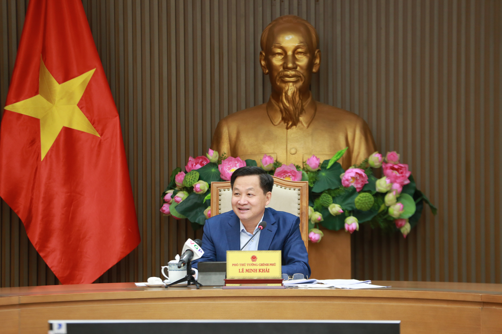 Phó Thủ tướng: Mua sắm trang thiết bị phòng, chống dịch Covid-19 phải công khai, minh bạch - Ảnh 2. Phó Thủ tướng: Mua sắm trang thiết bị phòng, chống dịch Covid-19 phải công khai, minh bạch - Ảnh 2.