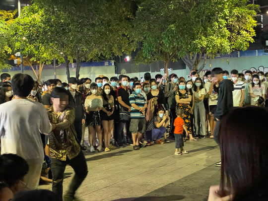Cả ngàn người chen chân vui chơi ở phố đi bộ Nguyễn Huệ - Ảnh 9.