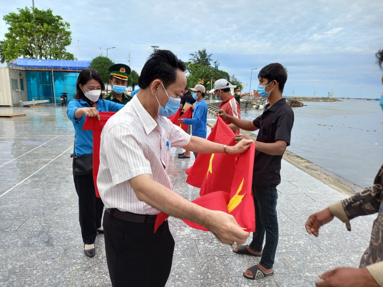 Trao cỠTổ quốc cho ngư dân TP Phú Quốc - Ảnh 1. Trao cỠTổ quốc cho ngư dân TP Phú Quốc - Ảnh 1.