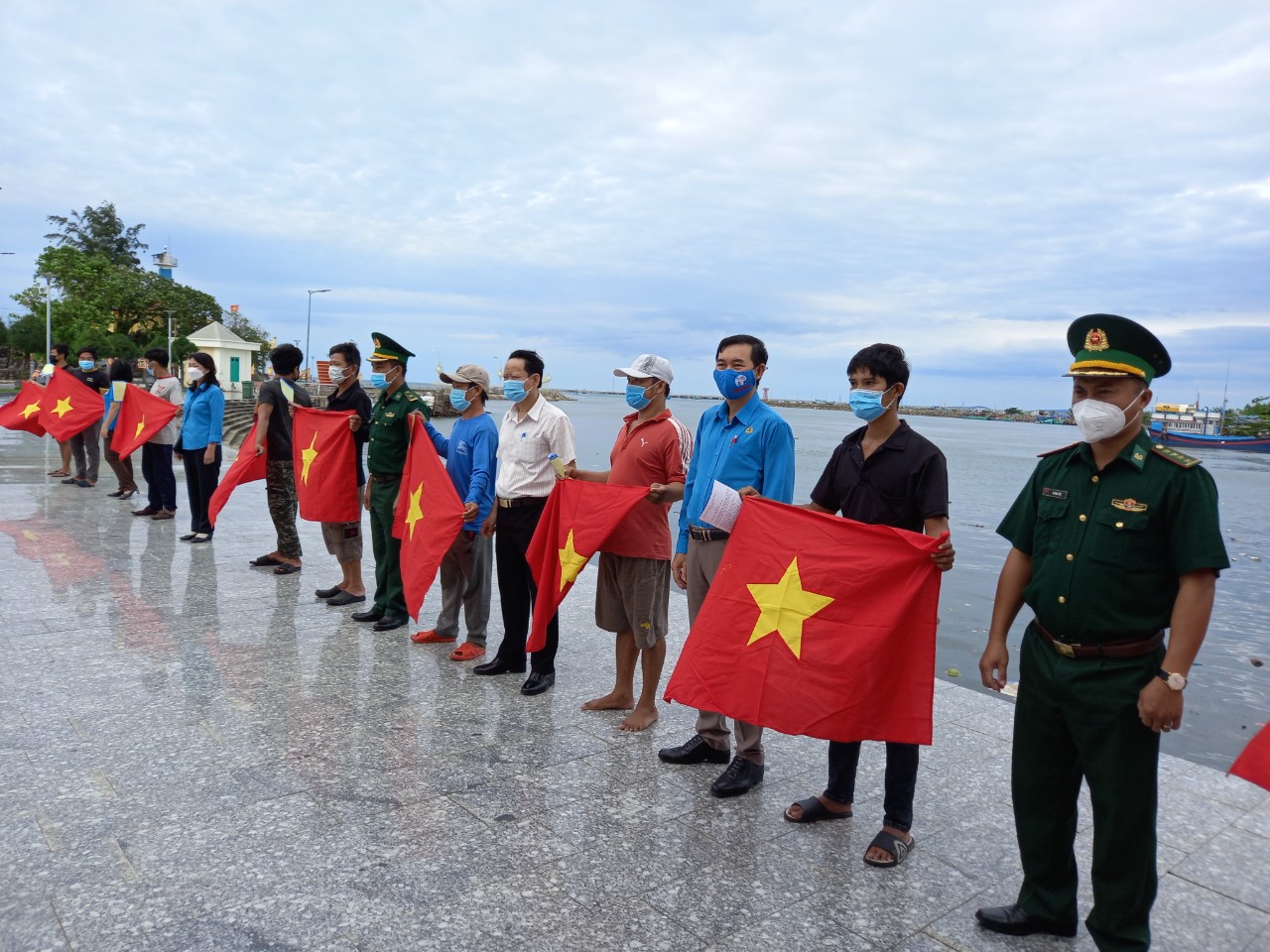 Trao cỠTổ quốc cho ngư dân TP Phú Quốc - Ảnh 4. Trao cỠTổ quốc cho ngư dân TP Phú Quốc - Ảnh 4.