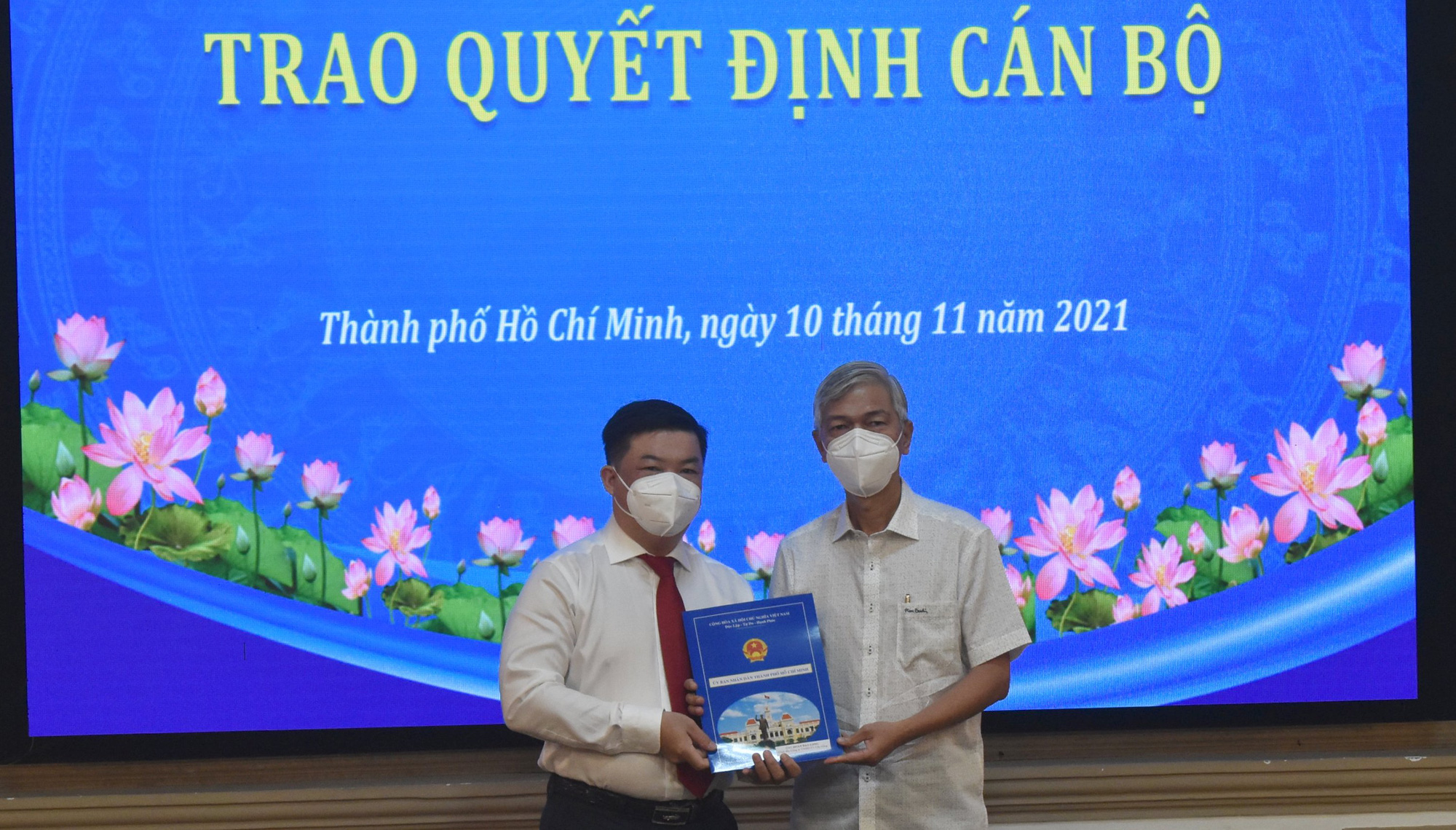 UBND TP HCM trao quyết định Ä‘iá»u động, bổ nhiệm nhiá»u cán bá»™ - Ảnh 3. UBND TP HCM trao quyết định Ä‘iá»u động, bổ nhiệm nhiá»u cán bá»™ - Ảnh 3.