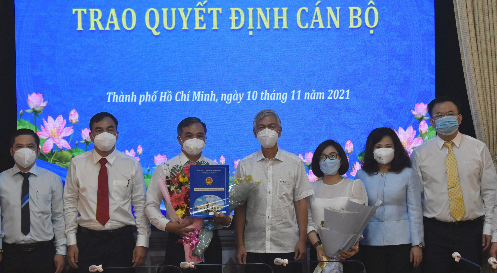 UBND TP HCM trao quyết định Ä‘iá»u động, bổ nhiệm nhiá»u cán bá»™ - Ảnh 1. UBND TP HCM trao quyết định Ä‘iá»u động, bổ nhiệm nhiá»u cán bá»™ - Ảnh 1.
