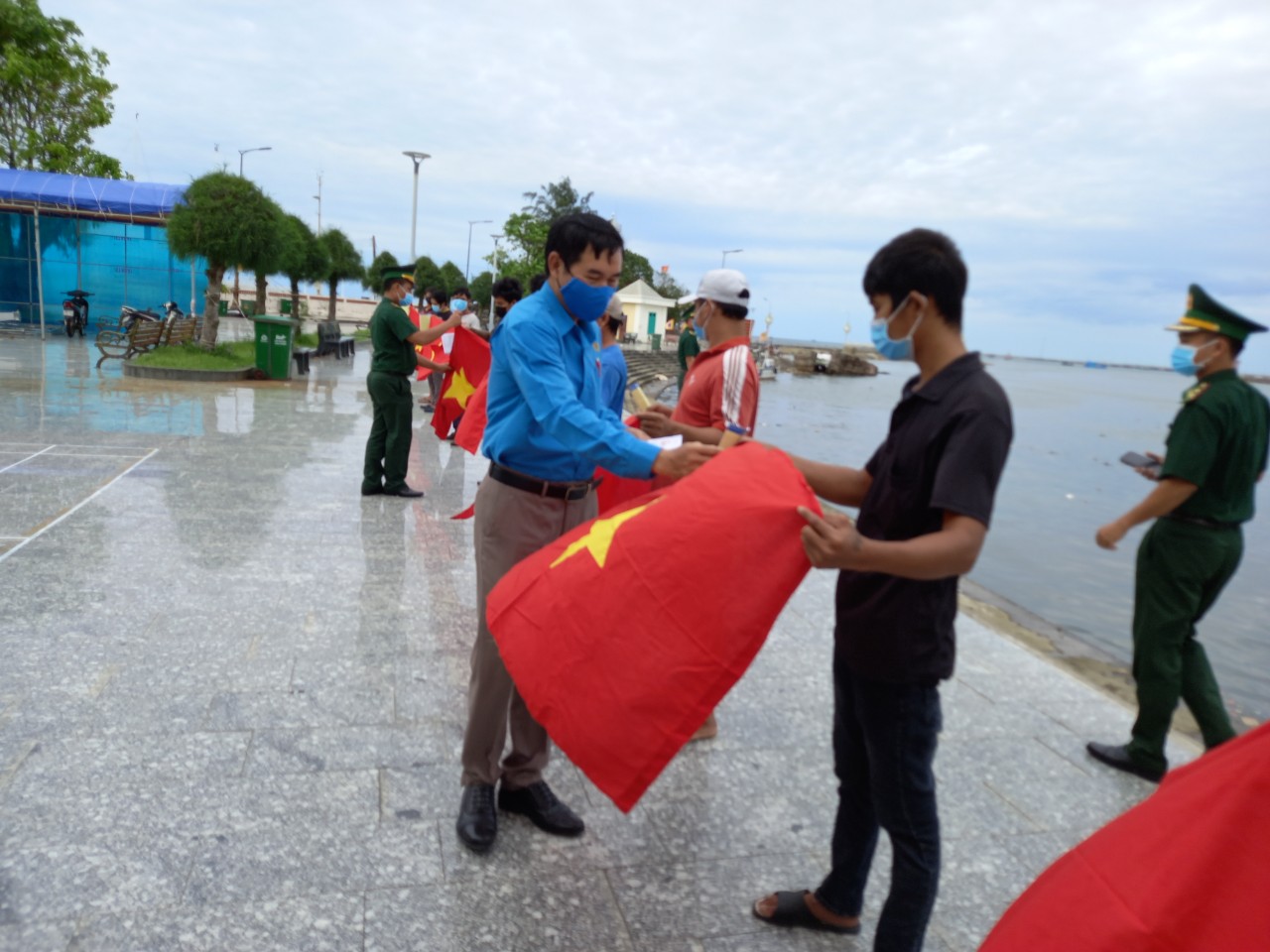 Trao cỠTổ quốc cho ngư dân TP Phú Quốc - Ảnh 3. Trao cỠTổ quốc cho ngư dân TP Phú Quốc - Ảnh 3.