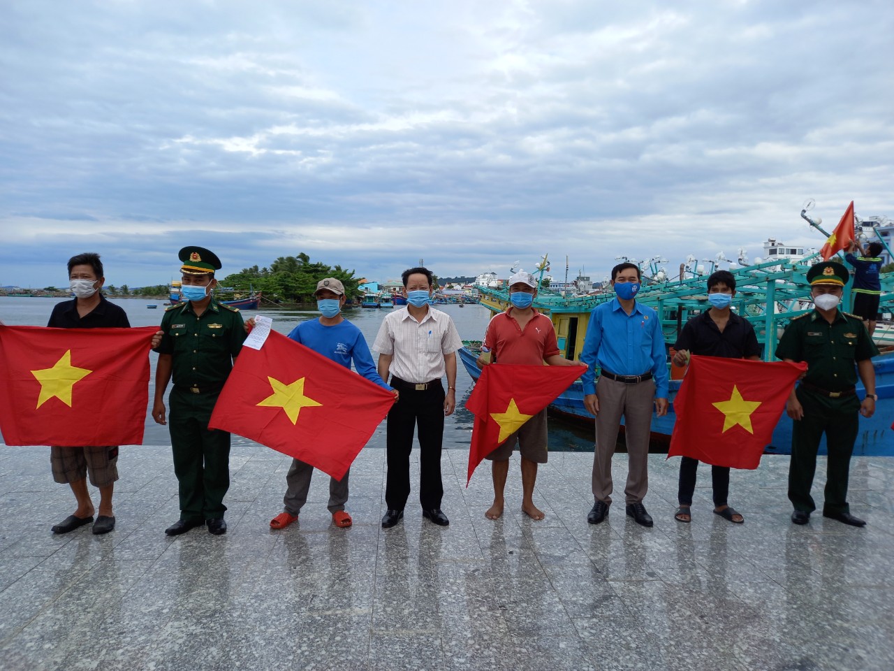 Trao cỠTổ quốc cho ngư dân TP Phú Quốc - Ảnh 5. Trao cỠTổ quốc cho ngư dân TP Phú Quốc - Ảnh 5.