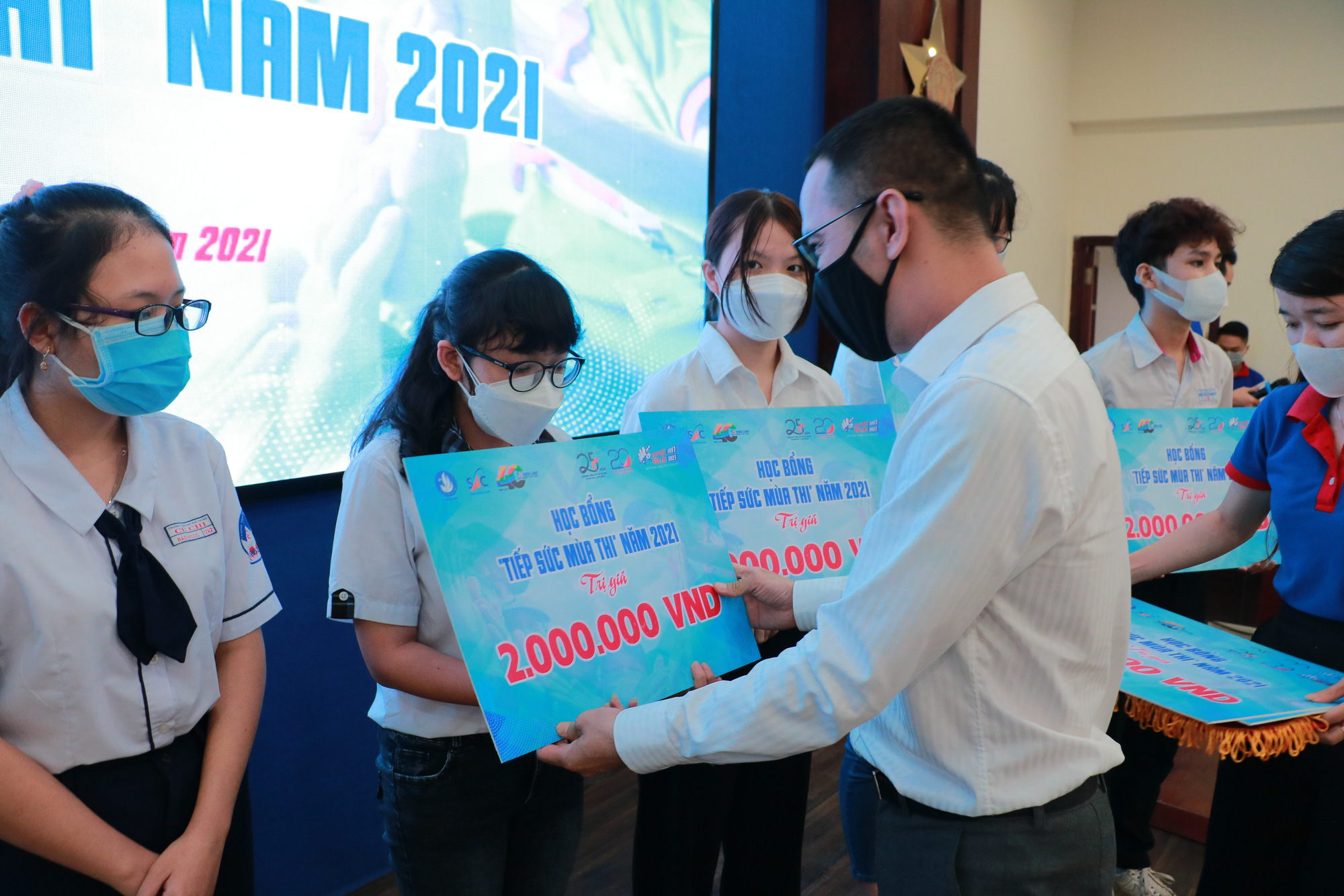 25 χρόνια υποστήριξης εξετάσεων: Υποστηρίχθηκαν περισσότεροι από 5 εκατομμύρια υποψήφιοι - Φωτογραφία 2. 25 năm Tiếp sức mùa thi: Hơn 5 triệu lượt thí sinh được hỗ trợ - Ảnh 2.