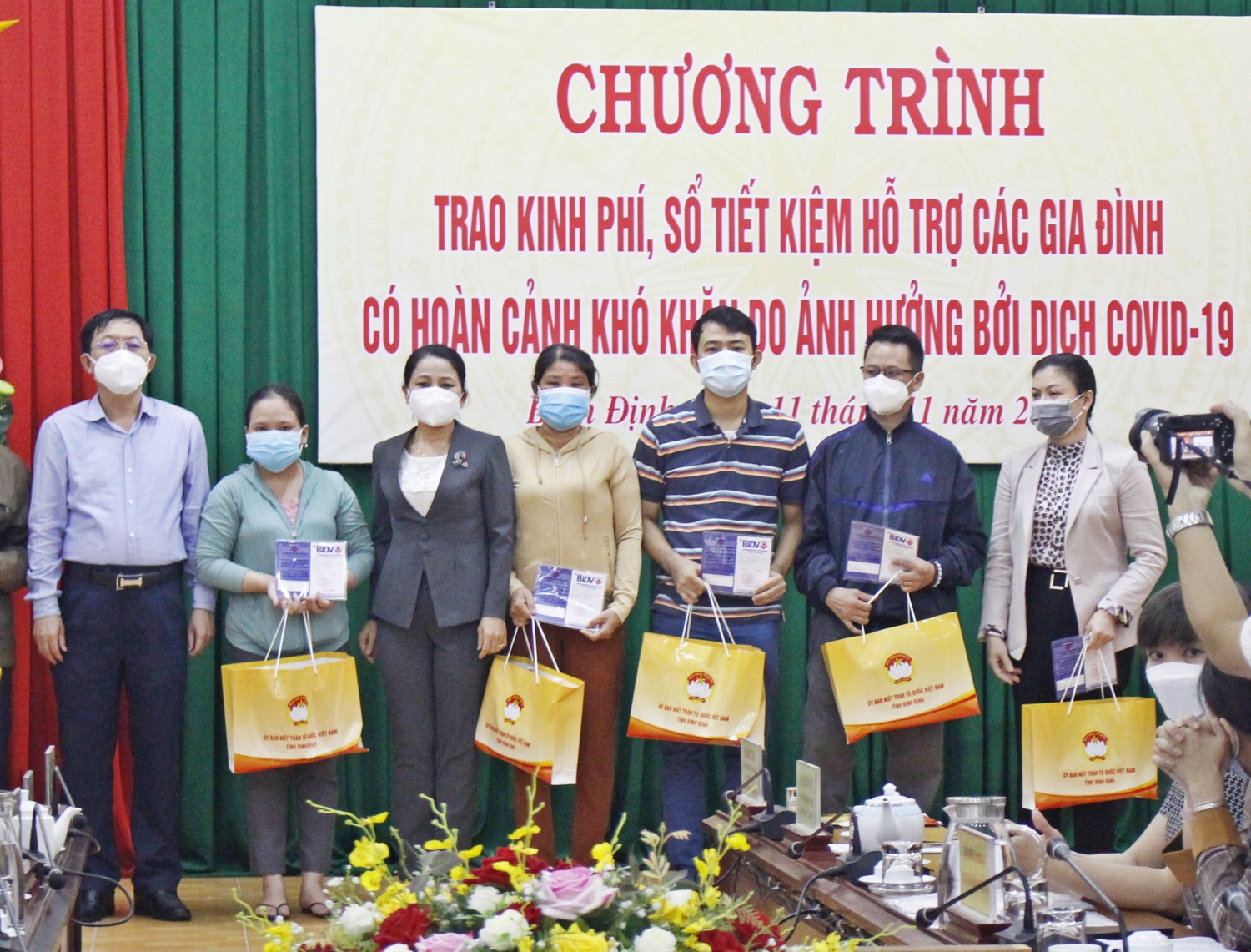 Bình Định trao 14 sổ tiết kiệm tổng trị giá 520 triệu đồng cho gia đình có người tử vong vì Covid-19 - Ảnh 2. Bình Định trao 14 sổ tiết kiệm tổng trị giá 520 triệu đồng cho gia đình có người tử vong vì Covid-19 - Ảnh 2.