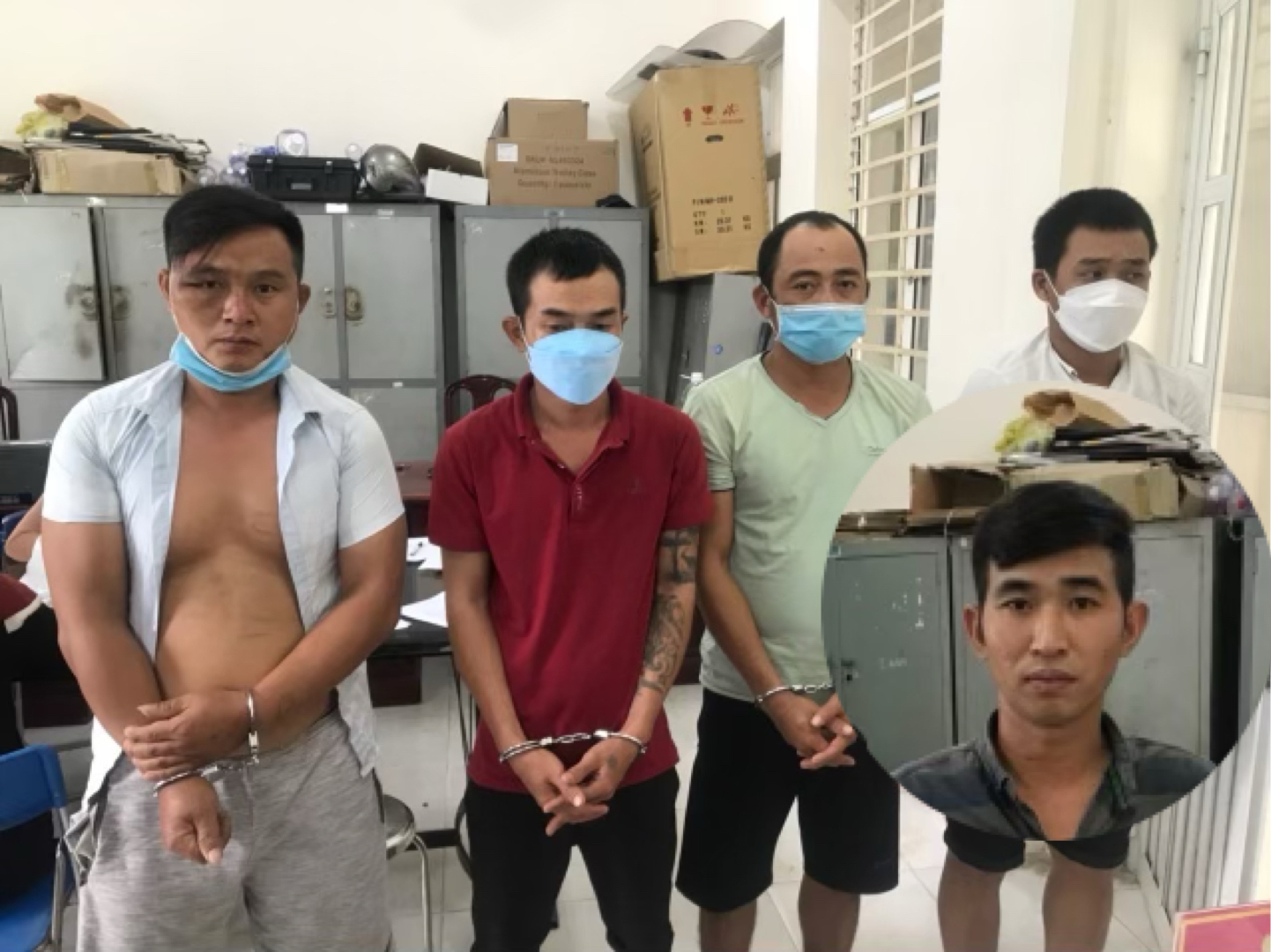 Nam thanh ni&ecirc;n cầm 2 con dao đột nhập v&agrave;o trụ sở c&ocirc;ng an quậy ph&aacute; - Ảnh 2.