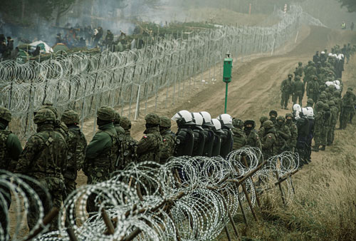 Khủng hoảng di cư: Belarus dọa đáp trả nếu châu Âu trừng phạt - Ảnh 1.