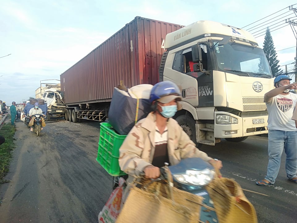 Tông phÃa sau xe container, tà i xế xe tải tá» vong trong cabin - Ảnh 2. Tông phÃa sau xe container, tà i xế xe tải tá» vong trong cabin - Ảnh 2.