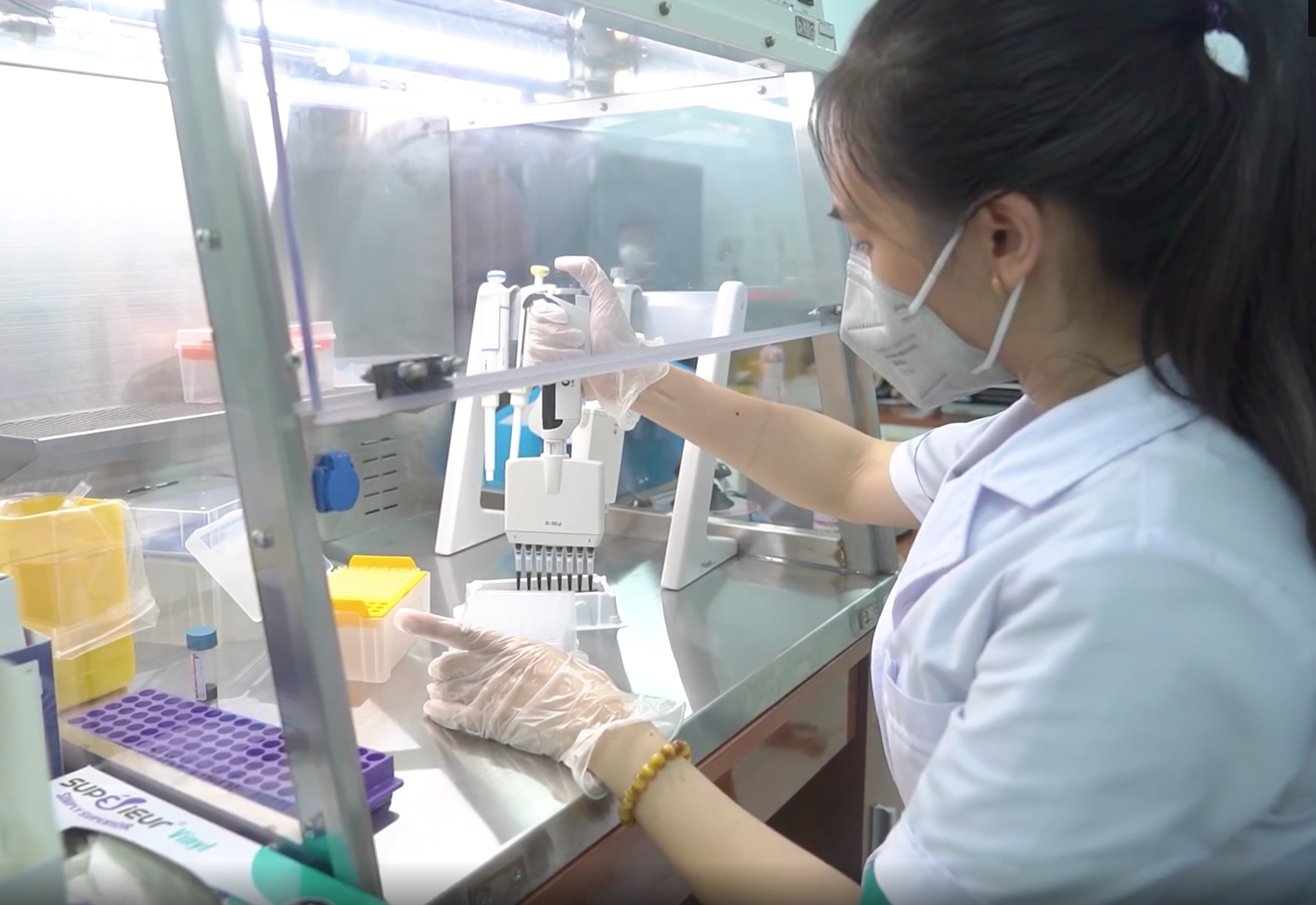 Ngà y 14-11, số ca mắc và tỠvong do Covid-19 ở TP HCM giảm mạnh - Ảnh 2. Ngà y 14-11, số ca mắc và tỠvong do Covid-19 ở TP HCM giảm mạnh - Ảnh 2.