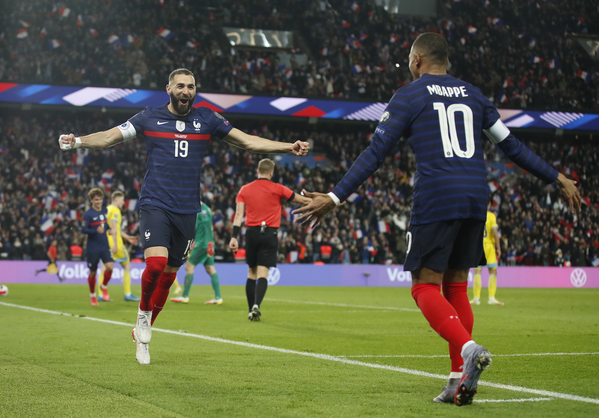 Pháp hụt ngôi vô địch World Cup, Benzema tuyên bố chia tay Les Bleus - Ảnh 2.