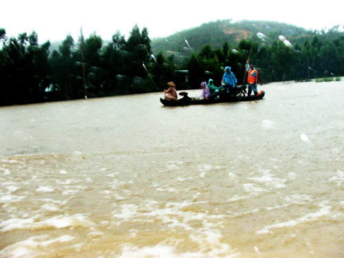 Mưa lớn kéo dài, nhiều nơi ở Bình Định chìm trong biển nước - Ảnh 3.