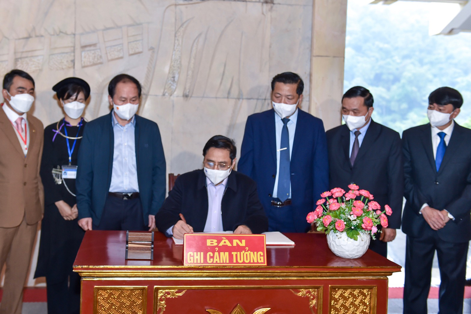 Hết lòng vì hạnh phúc, ấm no của nhân dân - Ảnh 1. Hết lòng vì hạnh phúc, ấm no của nhân dân - Ảnh 1.