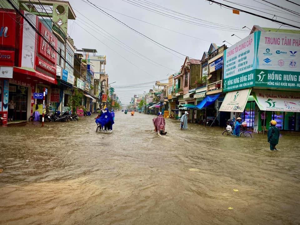 Mưa lớn gây ngập Trung Bộ - Ảnh 1.