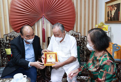 Chủ tịch nước Nguyễn Xuân Phúc thăm các nhà giáo tiêu biểu - Ảnh 1.