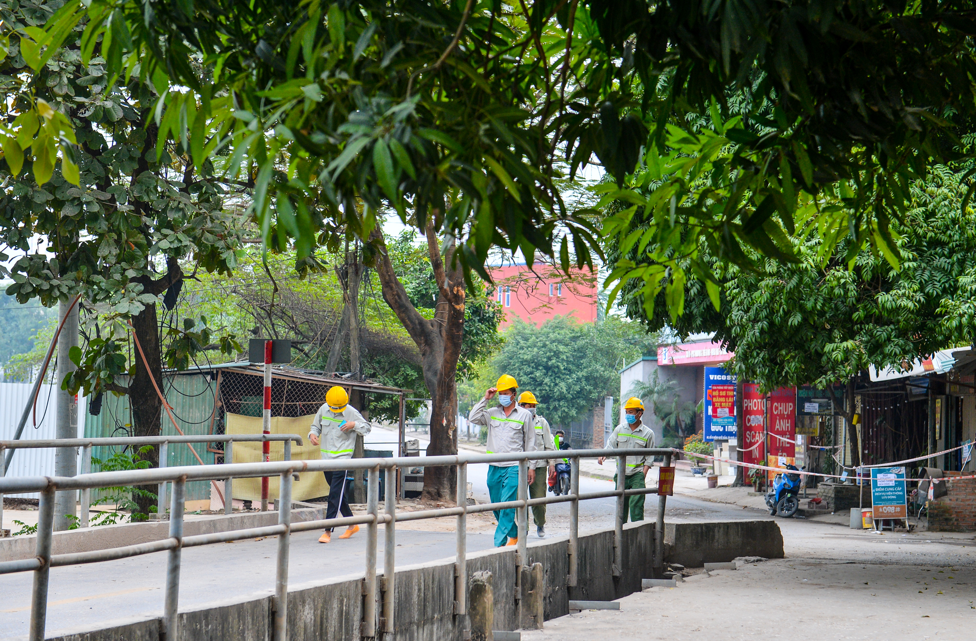 CLIP: Phong toả công trưá»ng có hà ng chục ca nhiá»…m SARS-CoV-2 chưa rõ nguồn lây - Ảnh 5. CLIP: Phong toả công trưá»ng có hà ng chục ca nhiá»…m SARS-CoV-2 chưa rõ nguồn lây - Ảnh 5.