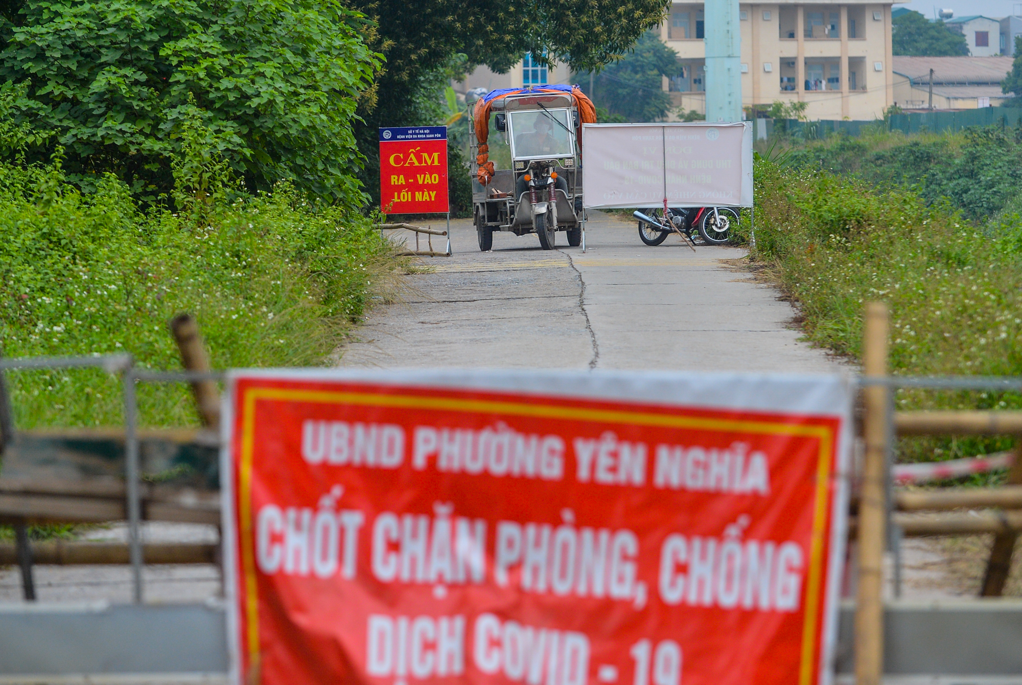 CLIP: Phong toả công trưá»ng có hà ng chục ca nhiá»…m SARS-CoV-2 chưa rõ nguồn lây - Ảnh 4. CLIP: Phong toả công trưá»ng có hà ng chục ca nhiá»…m SARS-CoV-2 chưa rõ nguồn lây - Ảnh 4.