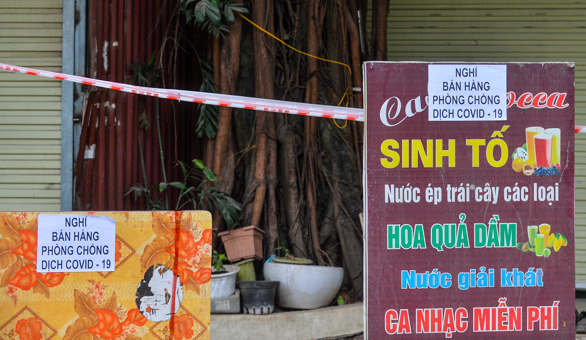 CLIP: Phong toả công trưá»ng có hà ng chục ca nhiá»…m SARS-CoV-2 chưa rõ nguồn lây - Ảnh 7. CLIP: Phong toả công trưá»ng có hà ng chục ca nhiá»…m SARS-CoV-2 chưa rõ nguồn lây - Ảnh 7.