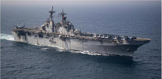 Trực thăng quân sự Iran thách thức tàu tấn công Mỹ USS Essex - Ảnh 1.