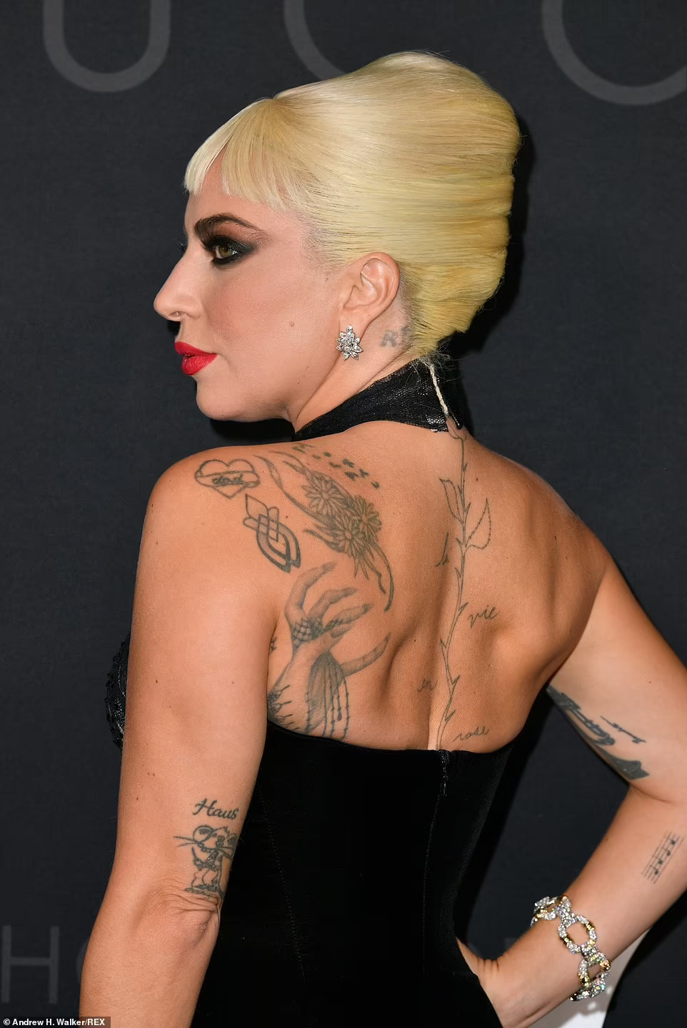 Lady Gaga “thả rông” vòng 1 ra mắt phim “House of Gucci” - Ảnh 3.