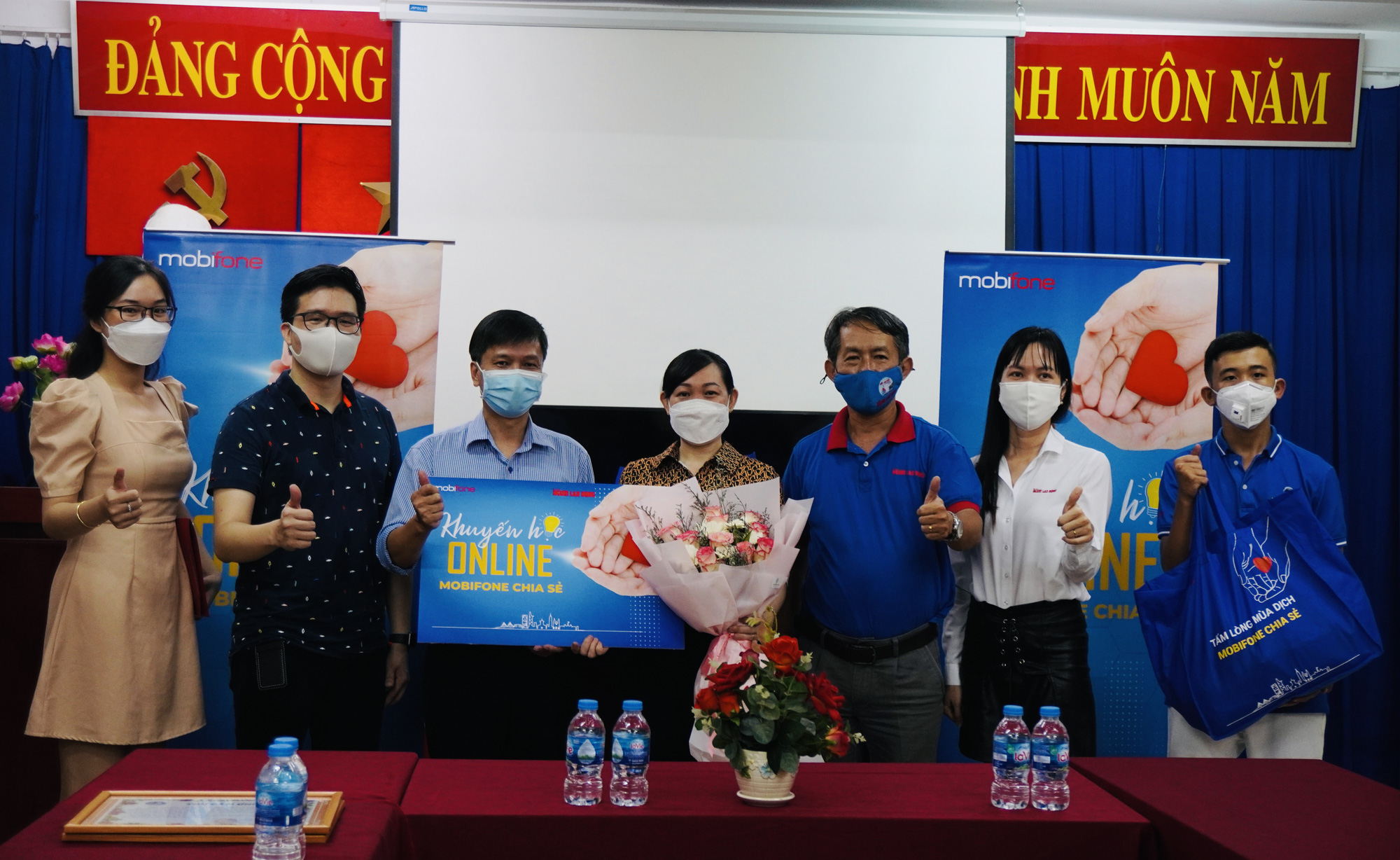 Sim Mobifone miá»…n phà đến vá»›i giáo viên, há»c sinh ở TP Thá»§ Äức - Ảnh 2. Sim Mobifone miá»…n phà đến vá»›i giáo viên, há»c sinh ở TP Thá»§ Äức - Ảnh 2.