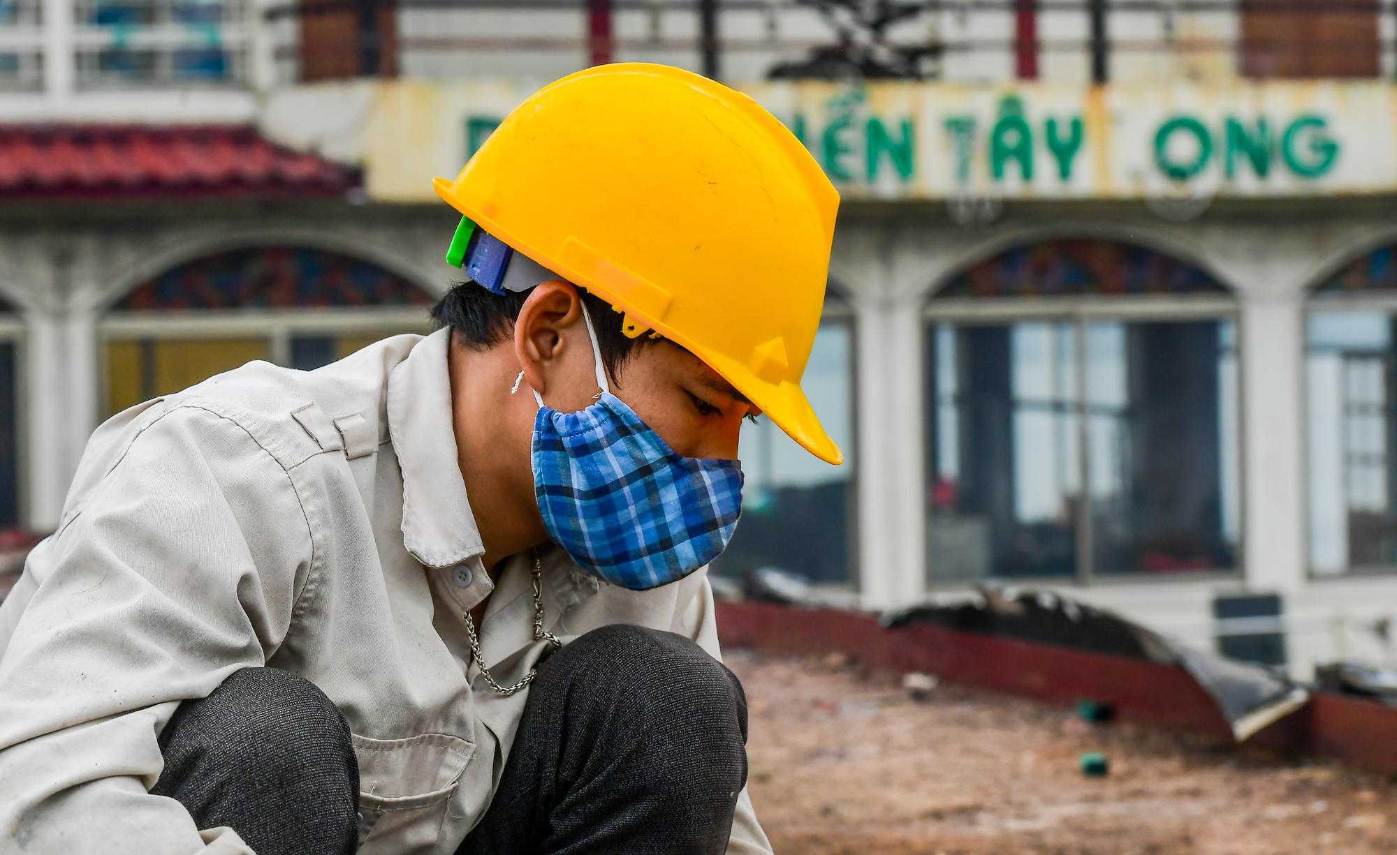 CLIP: Cáºn cảnh tháo dỡ du thuyá»n hồ Tây bá» hoang nhiá»u năm - Ảnh 7. CLIP: Cáºn cảnh tháo dỡ du thuyá»n hồ Tây bá» hoang nhiá»u năm - Ảnh 7.