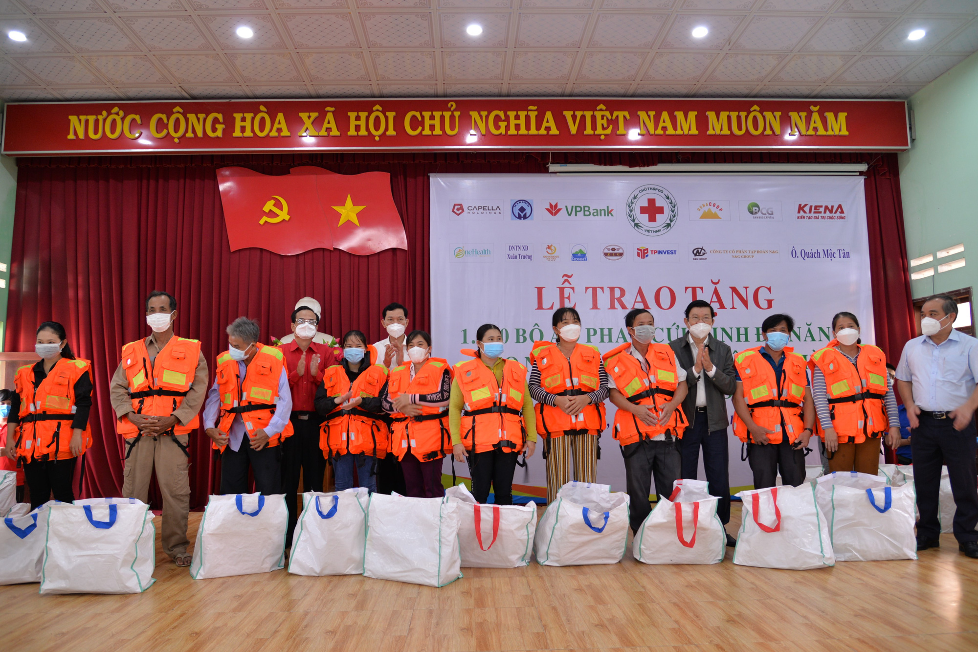 Nguyên Chủ tịch nước Trương Tấn Sang trao tặng hơn 1.600 bộ áo phao cứu sinh cho ngư dân - Ảnh 2. Nguyên Chủ tịch nước Trương Tấn Sang trao tặng hơn 1.600 bộ áo phao cứu sinh cho ngư dân - Ảnh 2.