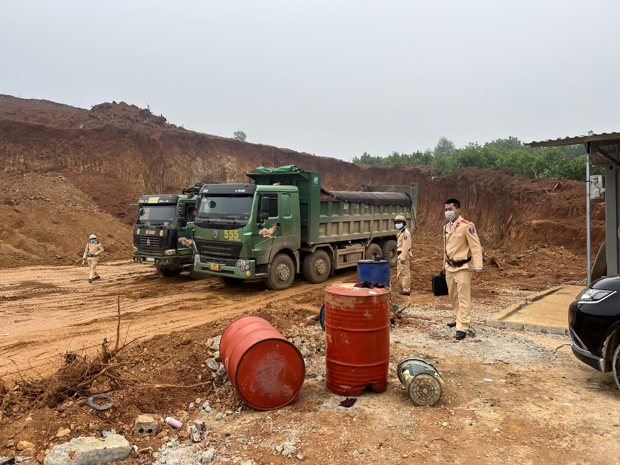 Công an và o cuộc vụ dân mang thùng phuy chặn đoà n xe chở đất - Ảnh 1. Công an và o cuộc vụ dân mang thùng phuy chặn đoà n xe chở đất - Ảnh 1.