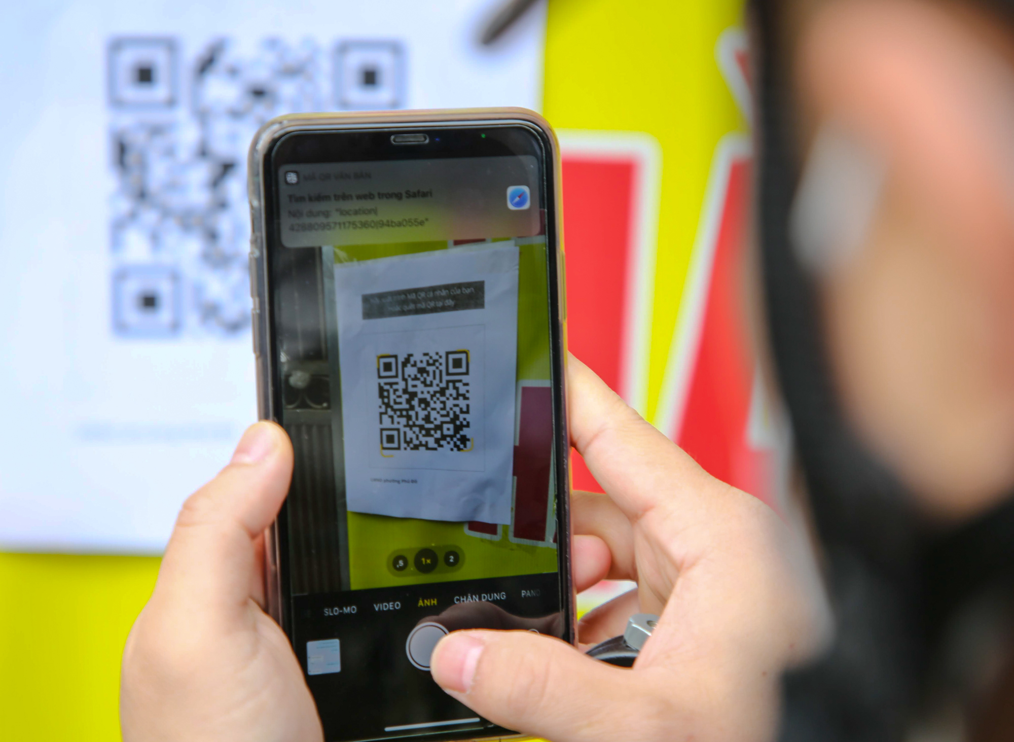 CLIP: Hà ng trăm ngưá»i dân ùn ùn quét mã QR tại vùng đỠ- Ảnh 7. CLIP: Hà ng trăm ngưá»i dân ùn ùn quét mã QR tại vùng đỠ- Ảnh 7.